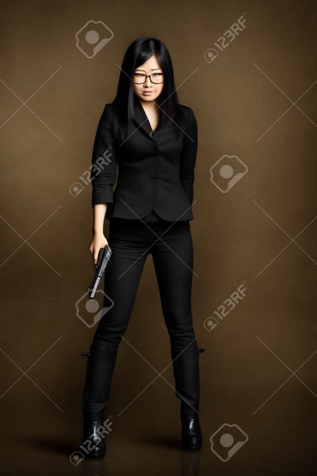 Asian kobieta z pistoletu