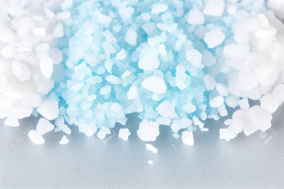La sal de mar con sabor en una mesa de cristal