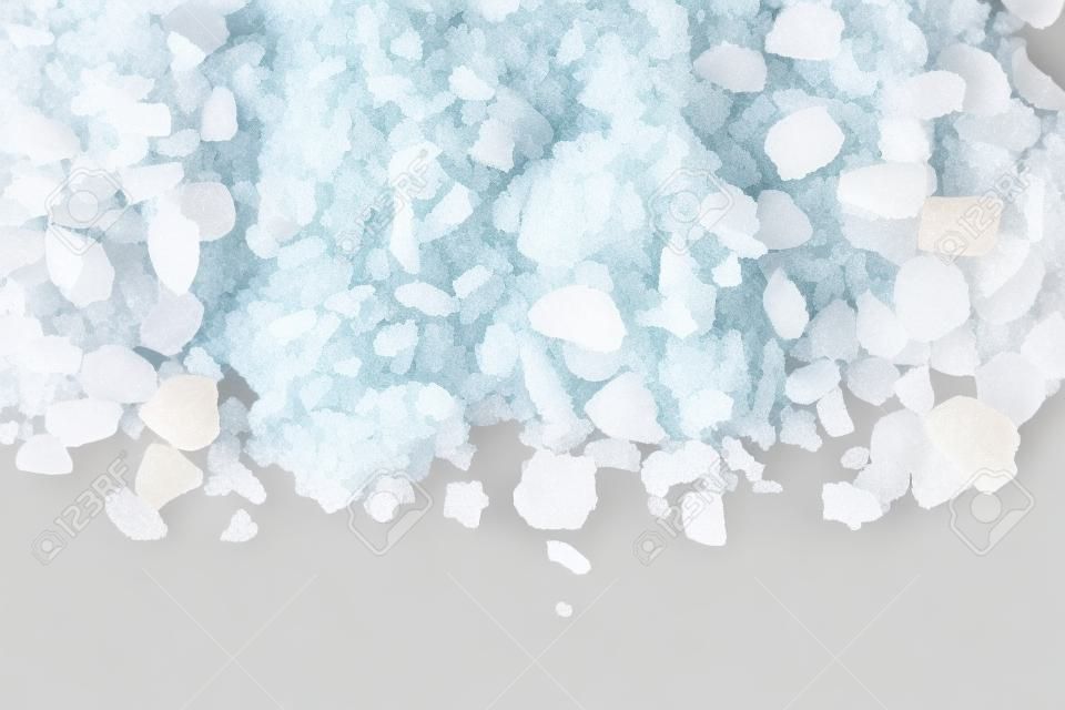 La sal de mar con sabor en una mesa de cristal