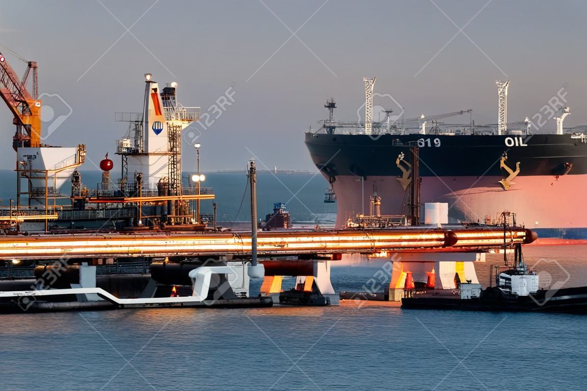 La carga de aceite en un superpetrolero en el terminal petrolero