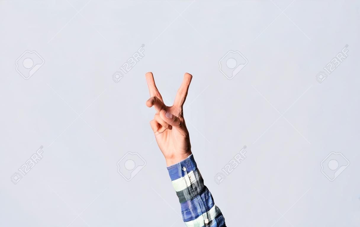 Numéro sept en langue des signes. les doigts comptant le nombre sept en langue des signes, les doigts des personnes comptant le nombre sept en langue des signes. concept de nombres en langue des signes