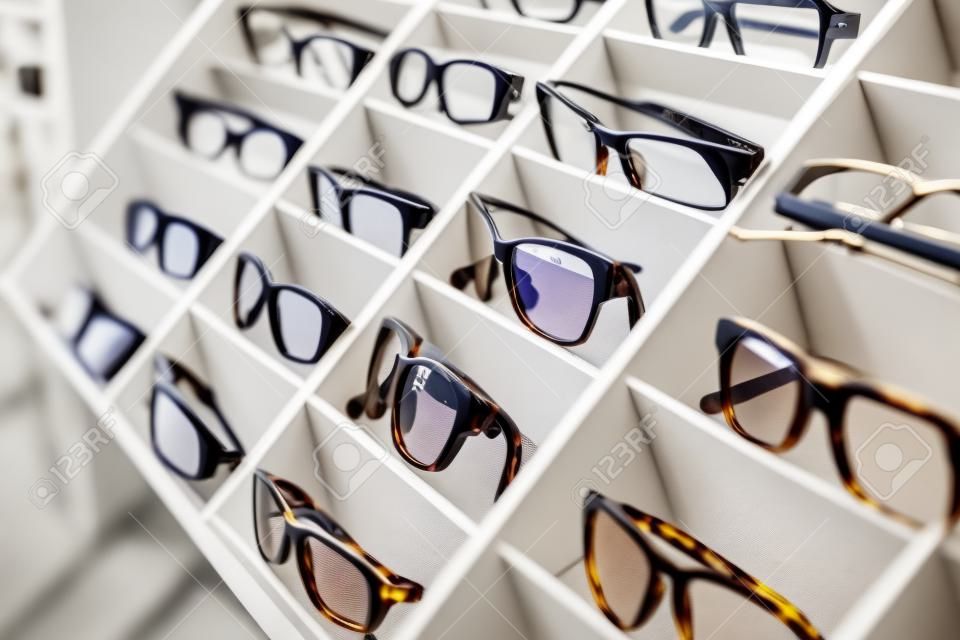 Brillen, Sonnenbrillen und Schattierungen in Optikergeschäft