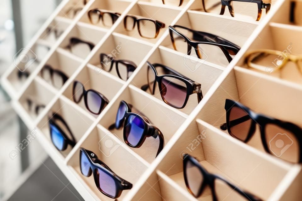 Brillen, Sonnenbrillen und Schattierungen in Optikergeschäft
