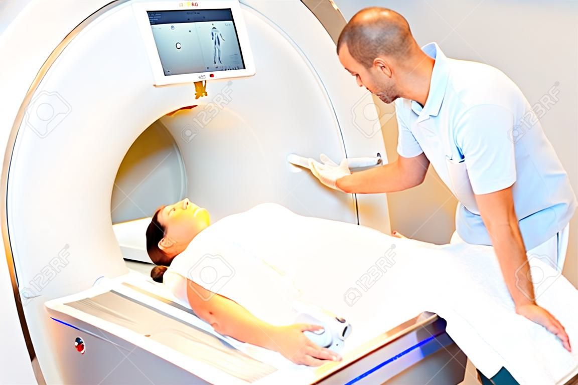 Medycyna techniczny asystent councelling pacjenta i przygotowanie skanowania radiologiczne ramię z tomografii rezonansu magnetycznego MRI