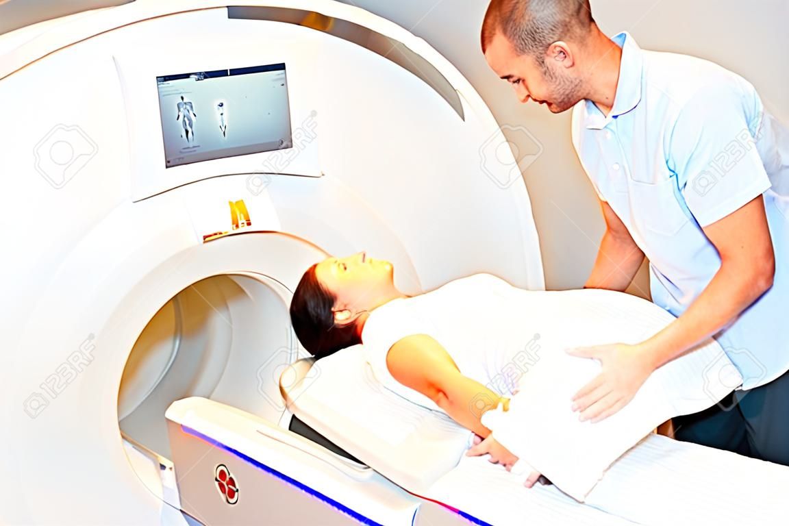 Medycyna techniczny asystent councelling pacjenta i przygotowanie skanowania radiologiczne ramię z tomografii rezonansu magnetycznego MRI