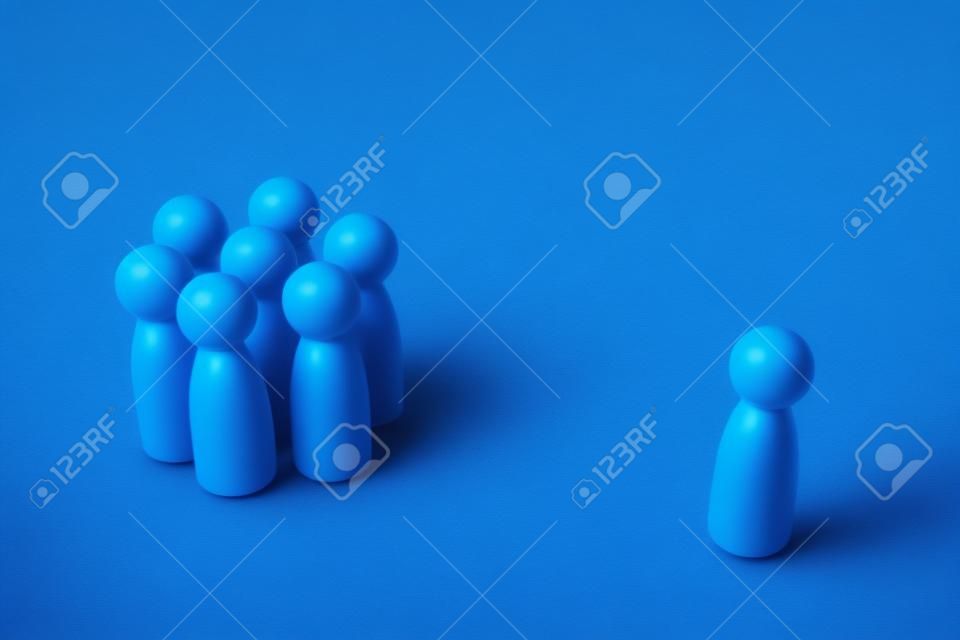 L'uomo blu comunica con un gruppo di persone in cerca di sostegno e inclina le persone dalla tua parte leadership e contatto con la società le capacità oratorie resistono a molti lavori con i clienti
