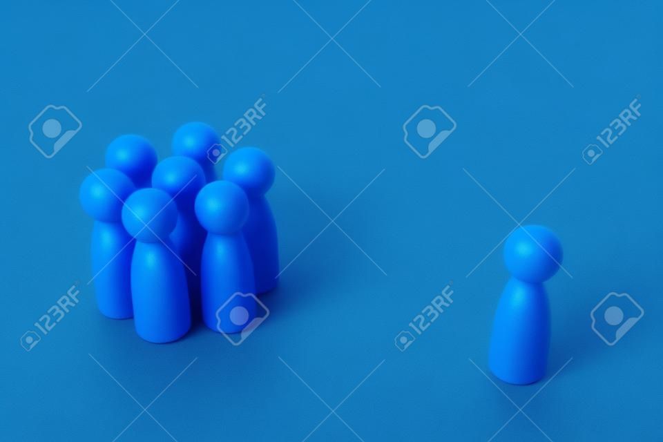 L'uomo blu comunica con un gruppo di persone in cerca di sostegno e inclina le persone dalla tua parte leadership e contatto con la società le capacità oratorie resistono a molti lavori con i clienti