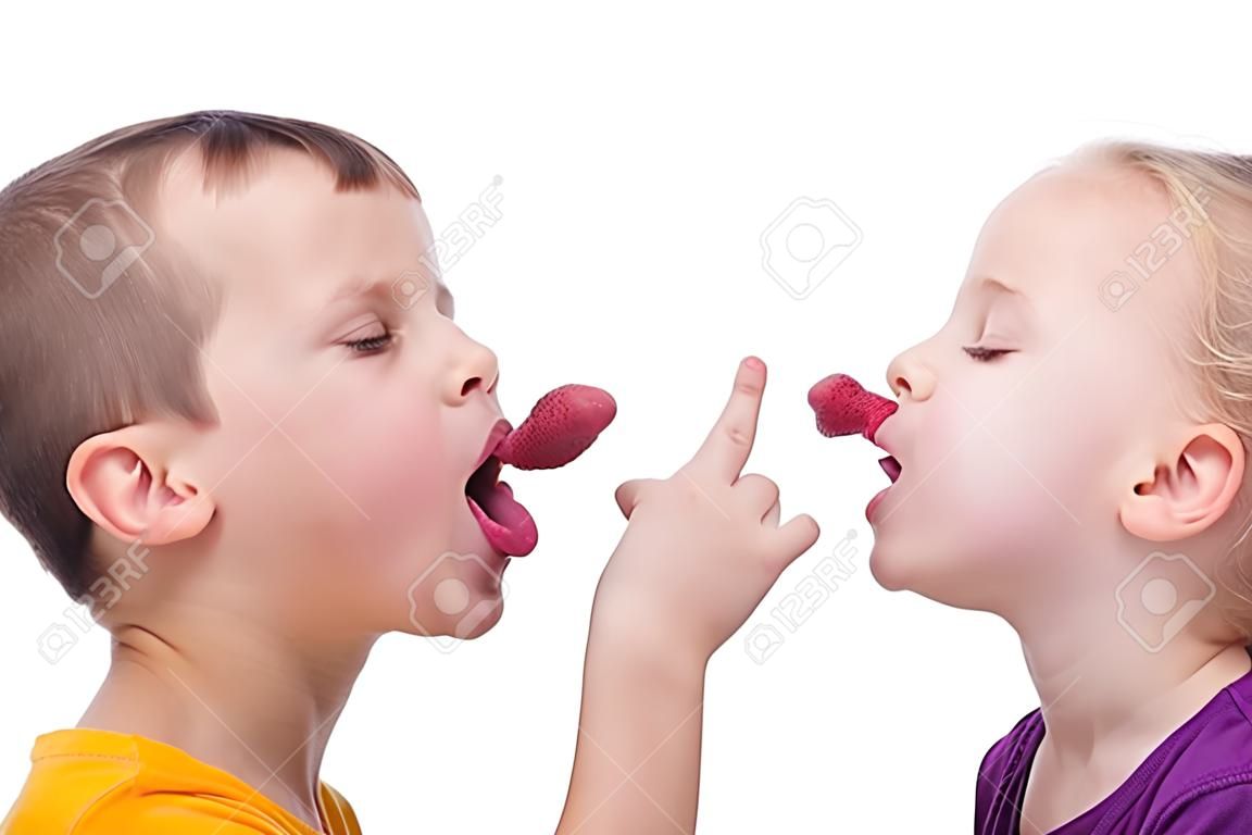 Mal comportamiento - los niños que salen lenguas y burlándose de los demás