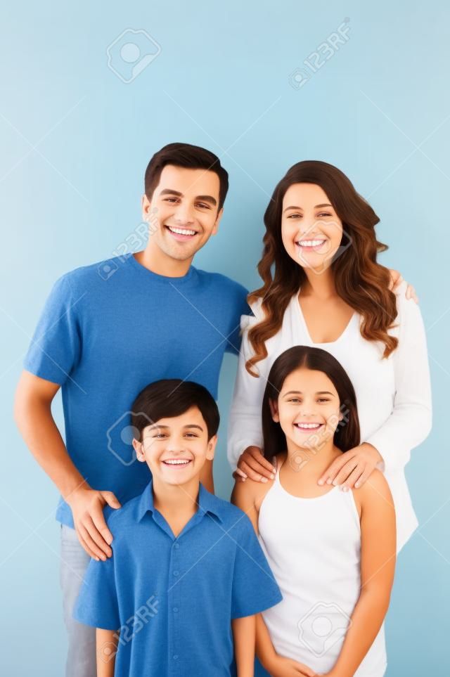 Portré egy boldog család, mosolygós