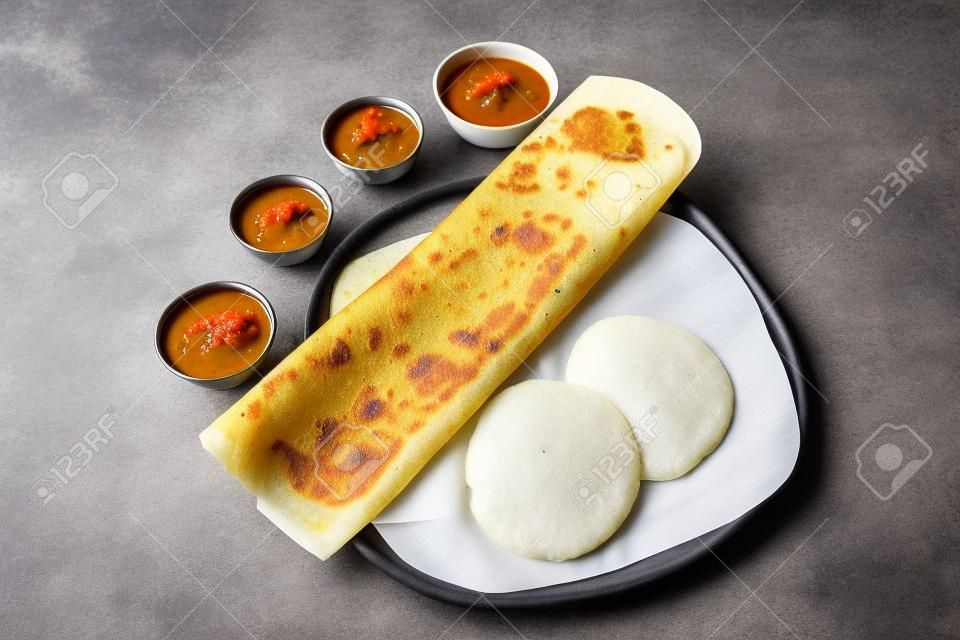 South Indian Frühstück idli und dosa mit Chutney serviert auf einem Teller