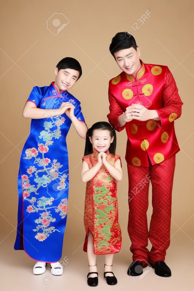 Famiglia in abiti tradizionali cinesi desiderosi di buon Capodanno cinese