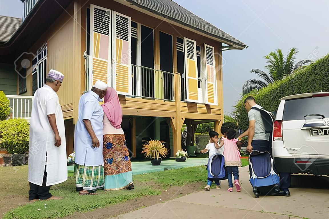Membros da família voltam para casa para as celebrações do Eid
