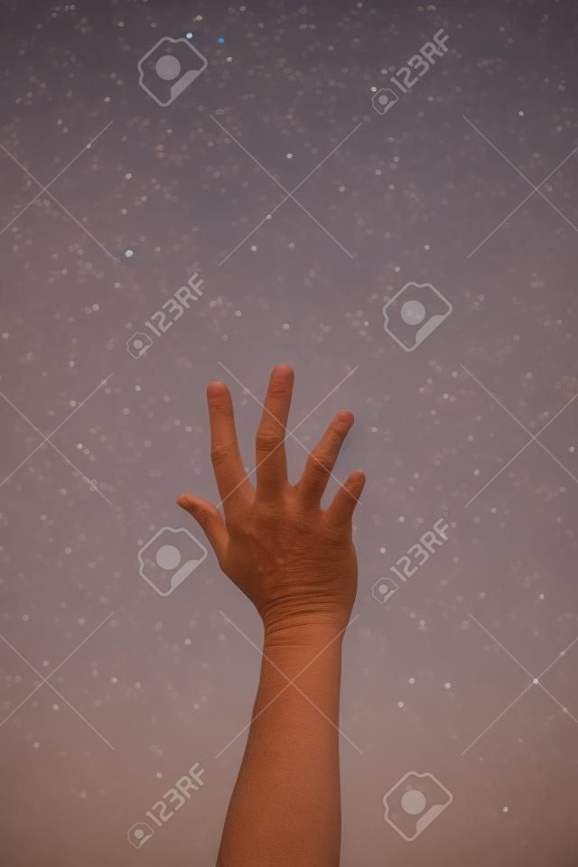 La mano del hombre llegar