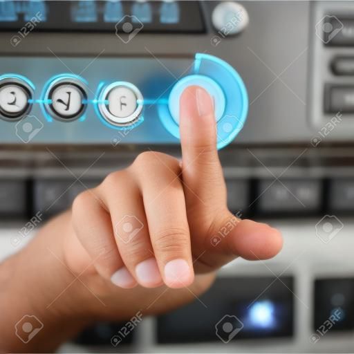 dedo índice apuntando a un botón Mute