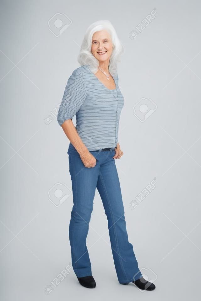 Donna anziana isolata su bianco in tutta la lunghezza del corpo