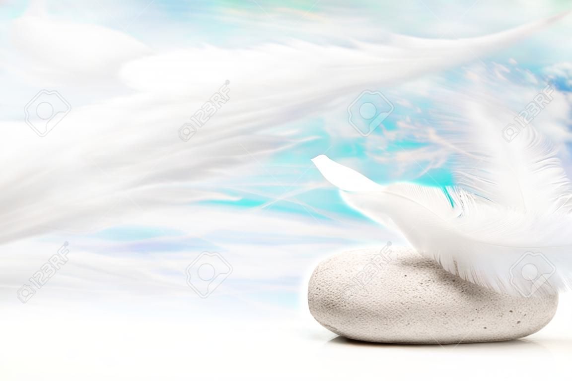 돌에 흰 깃털 : 조바료 또는 스파 개념 배경. 인사말 카드를위한 아이디어.