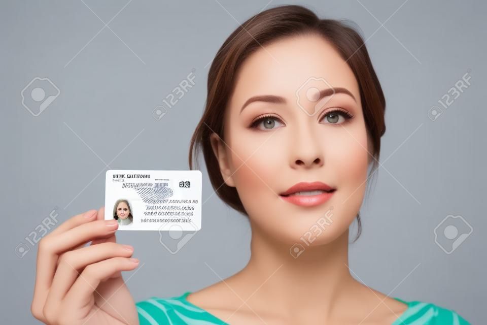 Mujer sosteniendo tarjeta de identificación