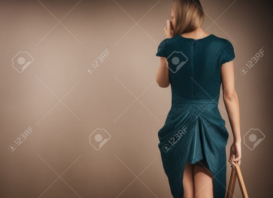 핸드폰, 스튜디오 촬영을 사용 하 여 속옷에 잡힌 드레스와 여자