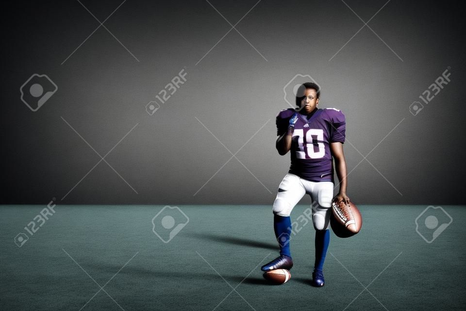 Portrait de joueur de football américain reposant le pied sur la boule