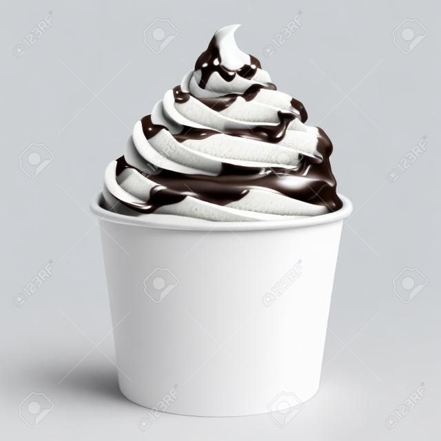 gelato soft con salsa di cioccolato in tazza di carta su sfondo bianco