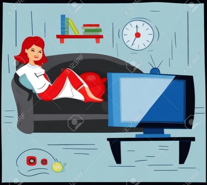 Mulher assistindo programa de TV em casa. Pessoa sentada no sofá na tela da televisão. Entretenimento noturno. Interior da sala de estar. Quarentena, ficar em casa, ficar saudável. Gato dormindo no chão