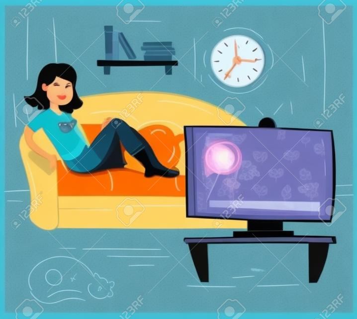Mulher assistindo programa de TV em casa. Pessoa sentada no sofá na tela da televisão. Entretenimento noturno. Interior da sala de estar. Quarentena, ficar em casa, ficar saudável. Gato dormindo no chão