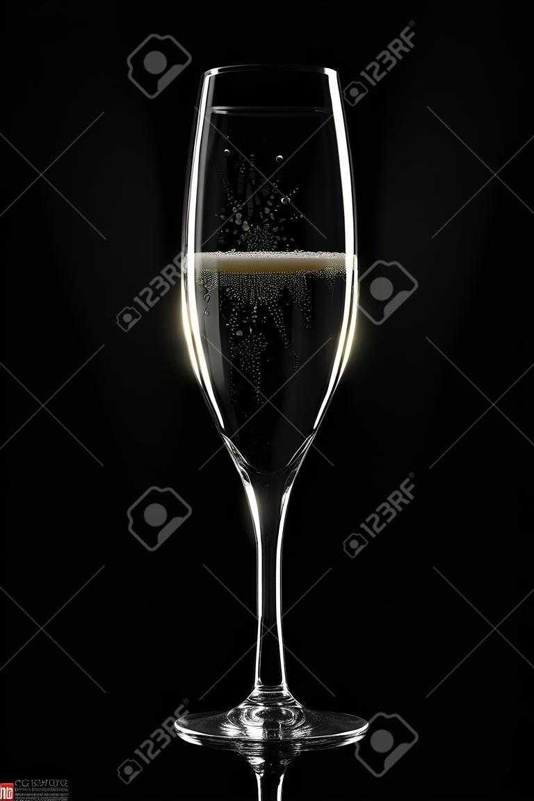 Cup Champagner auf schwarzem Hintergrund
