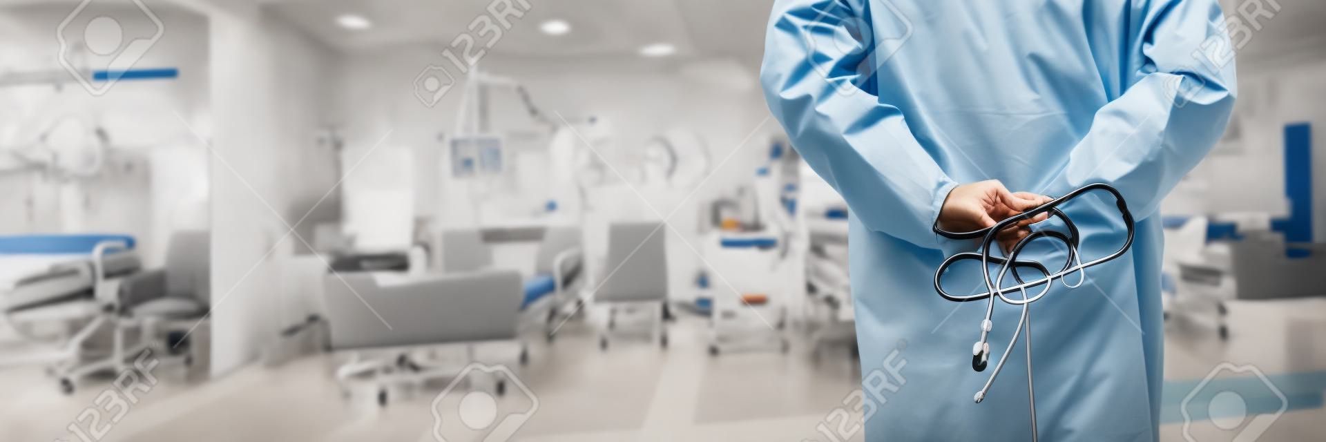 vista posterior de un hombre médico con estetoscopio en sala de hospital.