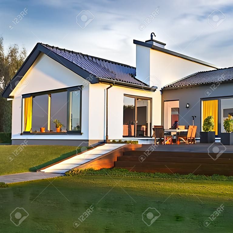 Außenansicht eines modernen Familienhaus mit Patio
