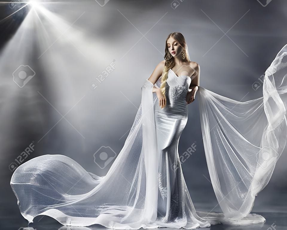 Young Woman in Fashion Shiny Dress, Lady in Flying Clothes, Girl onder Star Light, Shiny Cloth Fladderen en Flowing