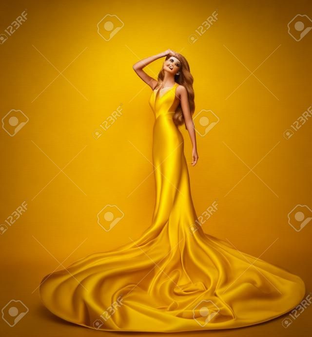 時裝模特黃色連衣裙，女人冒充扭美容袍褶長