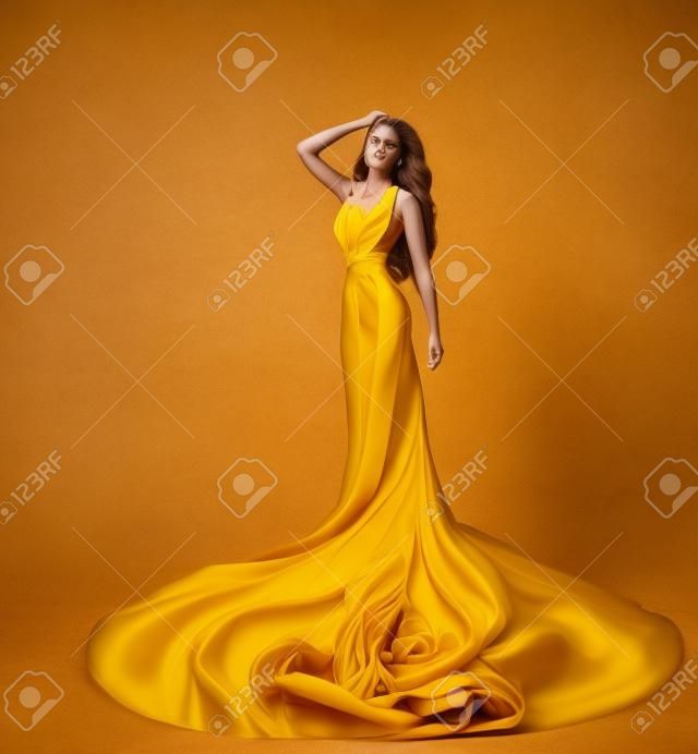 时装模特穿黄衣服的女子冒充扭曲美长褶礼服