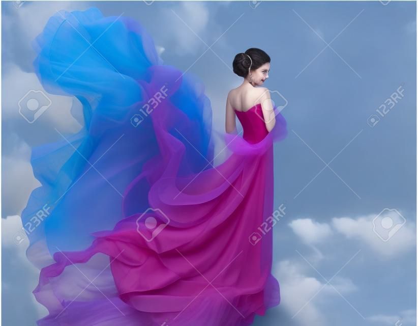 Mujeres vuelo de la fantasía del vestido, que agita el vestido que sopla en el viento