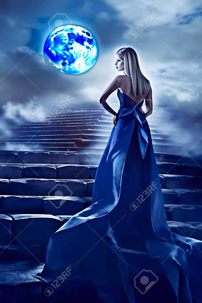 女子爬上楼梯，幻想月亮上的仙女，夜蓝色的礼服模特回头看，回头看。