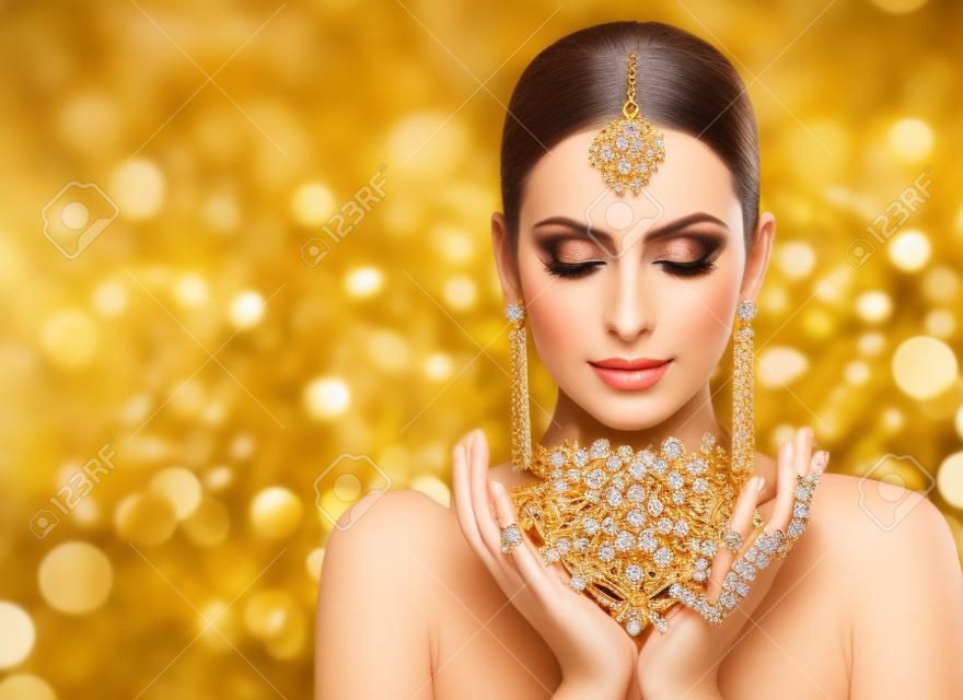 Modelka Holding Biżuteria złota w Ręce, Kobieta Złoty Piękno, Piękna Dziewczyna Makijaż i Luxury Jewellery