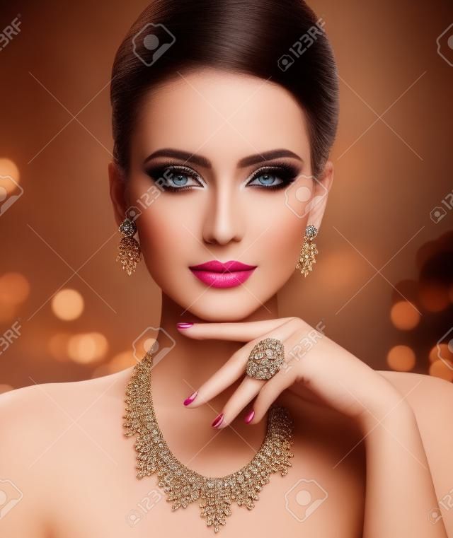 Modello di moda trucco di bellezza e gioielli, donna elegante Bella faccia compongono con Closeup di gioielli