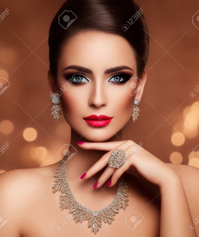 Moda Modelo Beleza Maquiagem e Jóias, Mulher Elegante Beautiful Face Make Up com Jewellery Closeup