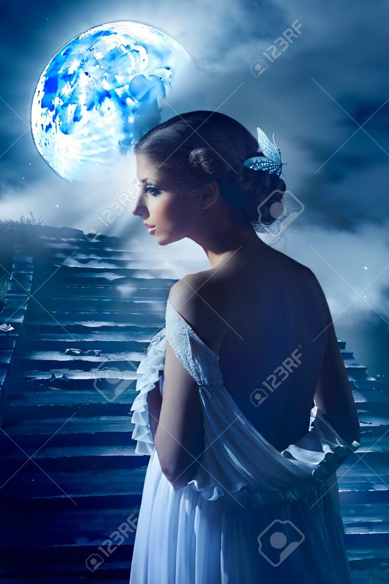 Fantasy Woman Back Rear View Portrait in Moon light, Fairy Mystic Girl in Night guardando sopra la spalla