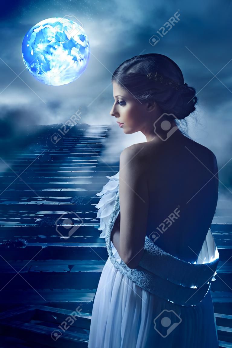 Fantasy Woman Back Rear View Portrait in Moon light, Fairy Mystic Girl in Night guardando sopra la spalla
