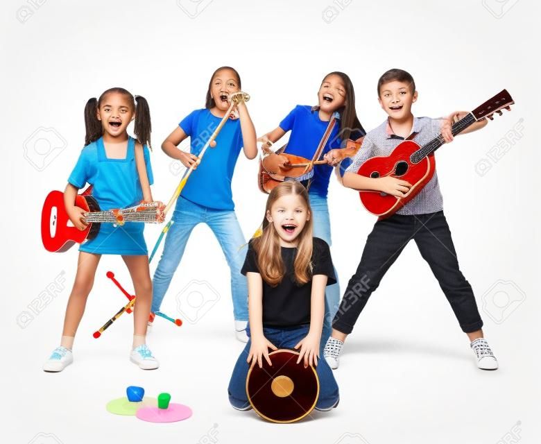 Grupo de niños tocando instrumentos musicales, banda musical para niños sobre fondo blanco.