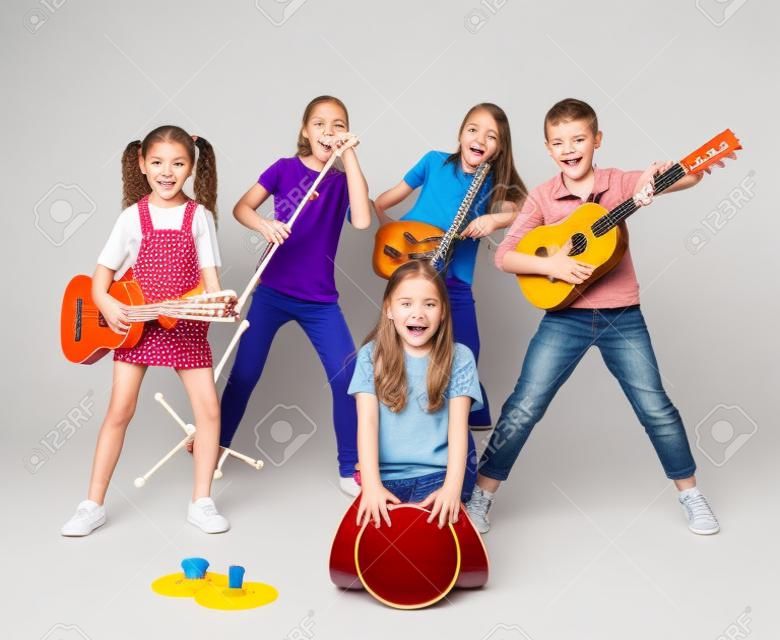 Grupo de niños tocando instrumentos musicales, banda musical para niños sobre fondo blanco.