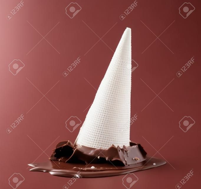 巧克力蛋捲冰淇淋下降。白色背景。