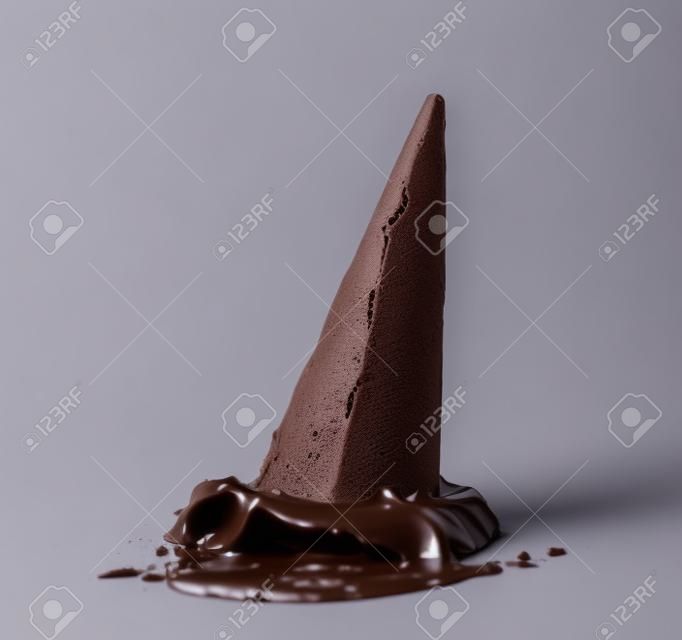 チョコレート アイス クリーム コーンに落ちて。白い背景。