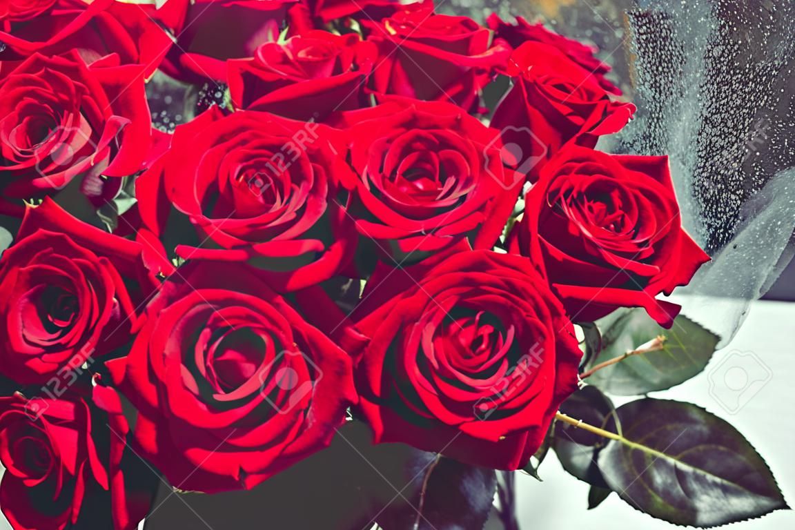 Mazzo di grandi rose rosse