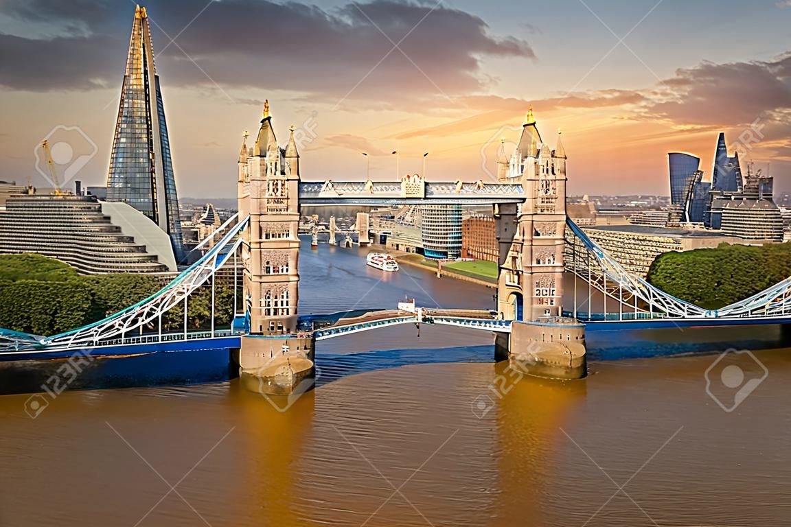 Il Tower Bridge di Londra, Regno Unito. Giornata luminosa su Londra. Apertura ponte levatoio.