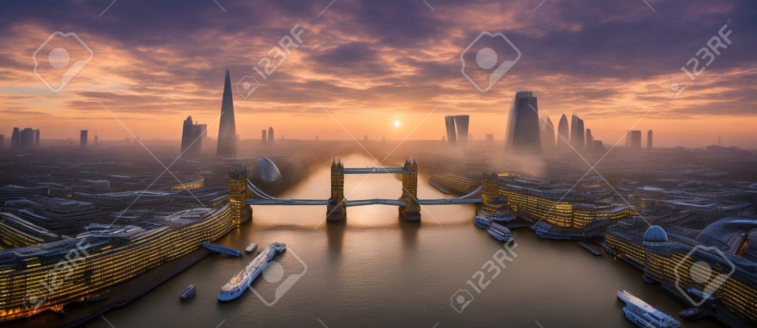 Widok z lotu ptaka na londyński tower bridge o zachodzie słońca.