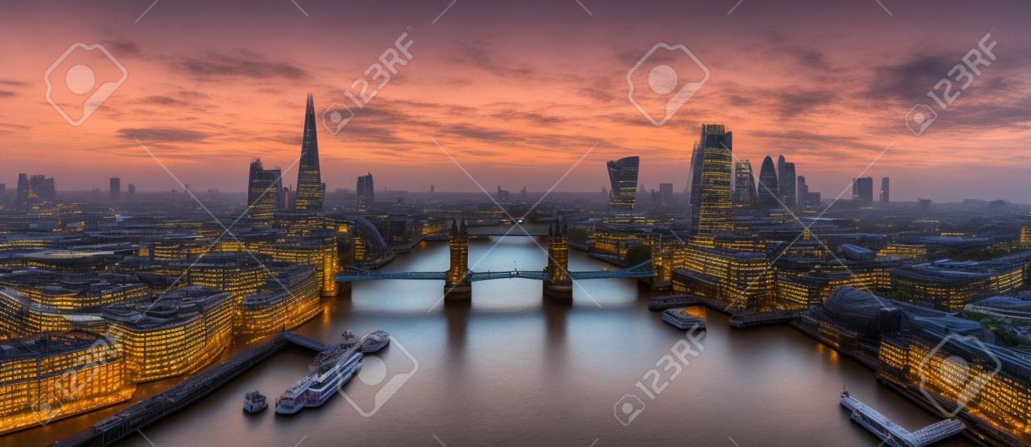 Widok z lotu ptaka na londyński tower bridge o zachodzie słońca.