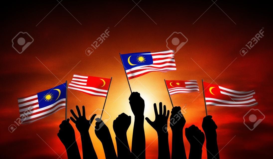 Silueta de brazos levantados ondeando una bandera de Malasia con orgullo. Representación 3D