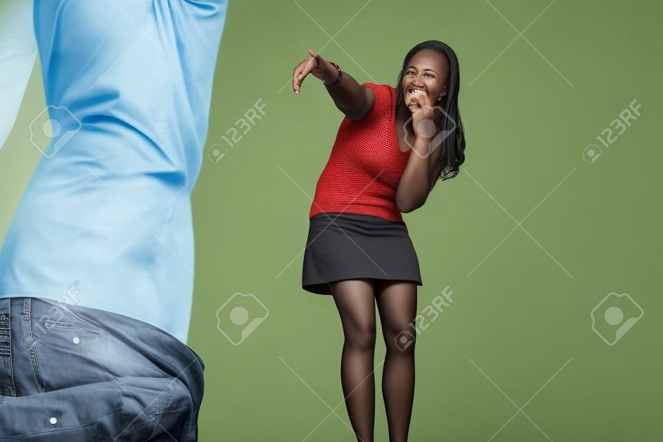 embarassed Mann mit Hose runter, während Frau macht sich über seine Männlichkeit