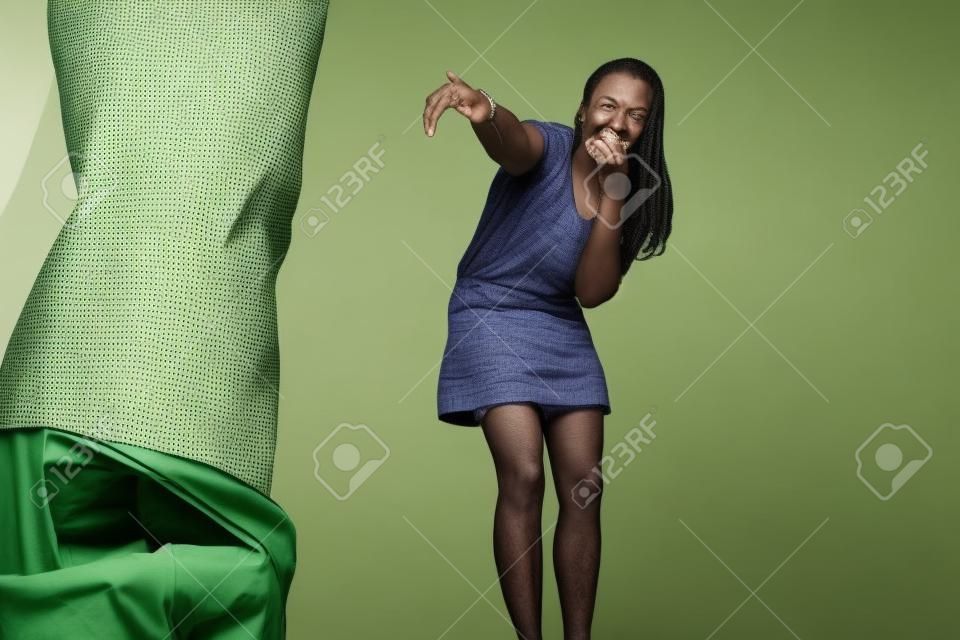 homem envergonhado com as calças abaixadas enquanto a mulher tira sarro de sua masculinidade
